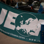 Die grüne JEF Flagge und eine EU-Flagge