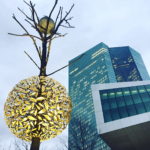 Baumskulptur des Künstlers Giuseppe Penone vor dem Hauptgebäude der EZB